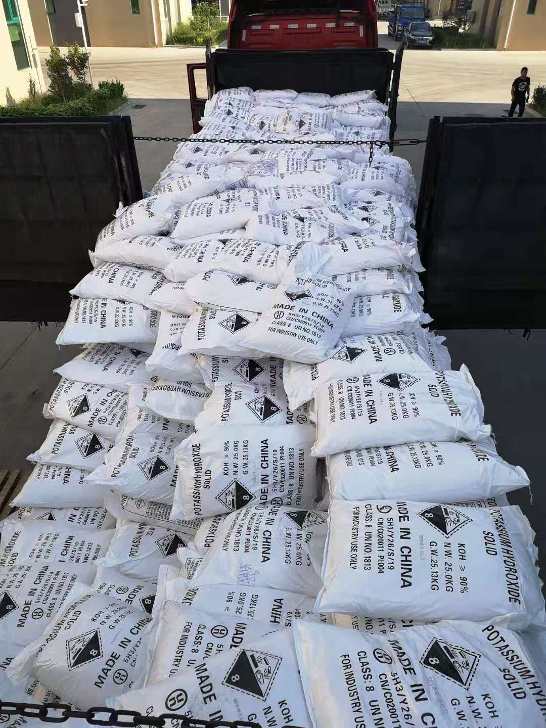 氫氧化鉀變成黑色的原因是什么？